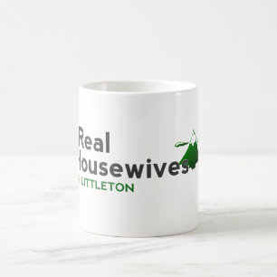 Vraies femmes au foyer de tasse de café de