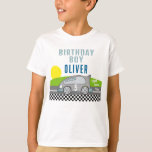 Vroom Racing Car Road Birthday Boy Gast of Honour T-Shirt<br><div class="desc">Vroom Racing Car Road Birthday Boy Gast von Ehrenzeichen T - Shirt. Machen Sie sich bereit für eine wilde Fahrt! Begleiten Sie uns zu einer unvergesslichen Geburtstagsfeier mit einem Autorennen-Thema - ein einfaches Auto mit Ihrer Altersnummer. Ihr kleiner Rennfahrer wird das Rad nehmen und durch die natürliche Landschaft fahren. Kommen...</div>