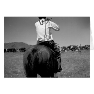 Vue arrière d'un cowboy sur un cheval avec deux