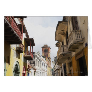 Vue d'angle faible des appartements le long de la