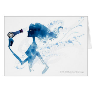 Vue de côté de femme séchant de longs cheveux