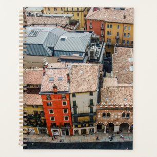 Vue du dessus des façades colorées des bâtiments