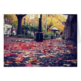 Vue du trottoir des feuilles d'automne