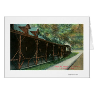 Vue extérieure de Fitch Mt Tavern et de la route