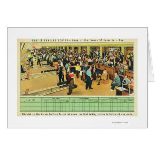 Vue intérieure de centre de bowling de coucher du