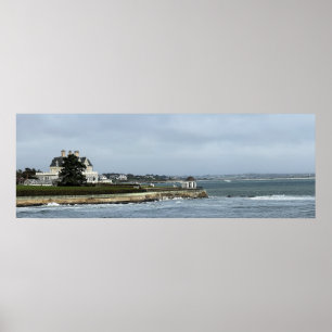 Vue océanique avec affiche de maison