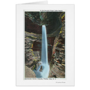 Vue spectaculaire de la cascade de la caverne