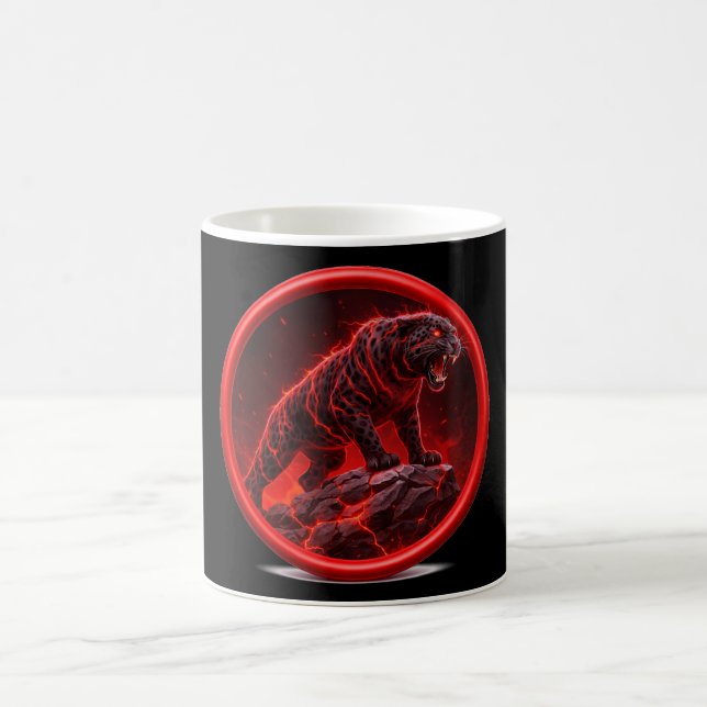 Vulkanischer schwarzer Panther auf glühendem Felse Kaffeetasse (Mittel)