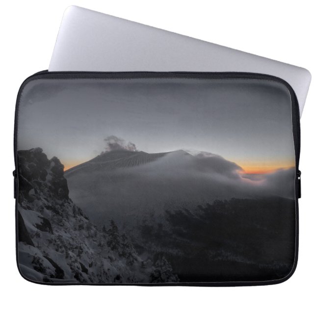 Vulkanischer Sonnenuntergang über majestätischen B Laptopschutzhülle (Vorderseite)