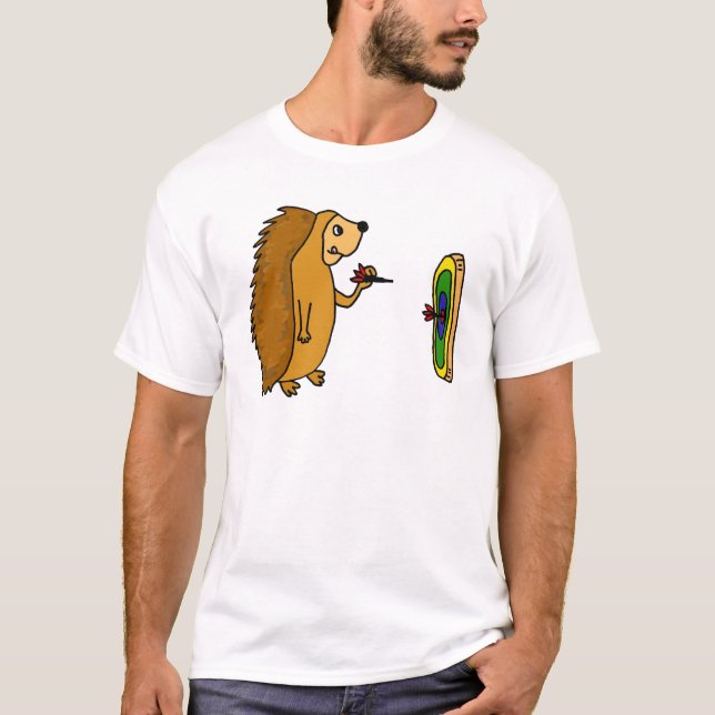 VV - Funny Igel Throwing Darts Cartoon T-Shirt (Vorderseite)