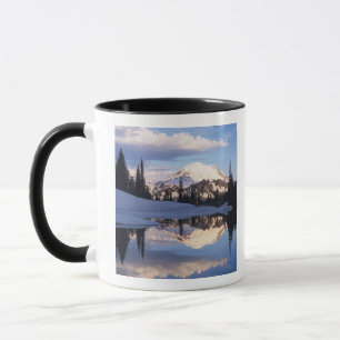 WA, Mt. Rainier NP, Mt. Rainier und Wolken Tasse