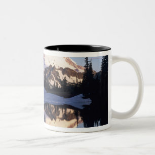 WA, Mt. Rainier NP, Mt. Rainier und Wolken Zweifarbige Tasse