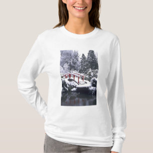 WA, Seattle, Mondbrücke und Teich nach dem Winter T-Shirt