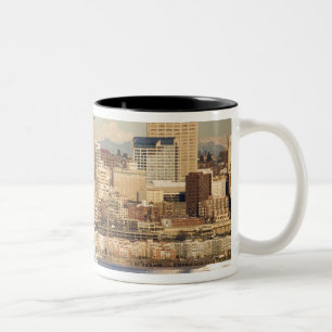 WA, Seattle, Skyline von Seattle und Elliott Bay Zweifarbige Tasse