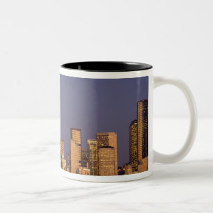 WA, Seattle, Skyline von Seattle und Elliott Bay, Zweifarbige Tasse