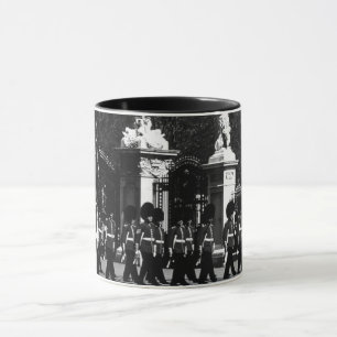 Wachablösung am Buckingham-Palast im alten London Tasse