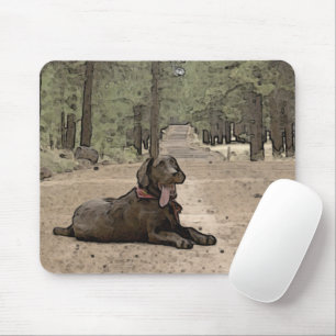 Wachsamer Schokoladen-Labrador auf einer Waldspur Mousepad