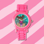Wachsende Girl Pink-Uhr mit Namen Armbanduhr<br><div class="desc">Eine niedlich rosa Armbanduhr für Kinder mit einem extrem glücklichen Afroamerikaner (ihre Katze an ihrer Seite),  weil ihre Pflanze wächst. Personalisieren Sie die Uhr mit dem Namen des Kindes. Wählen Sie auf Wunsch eine andere Farbe oder einen anderen Stil aus. © ArianeC Illustrations-Alle Rechte vorbehalten</div>