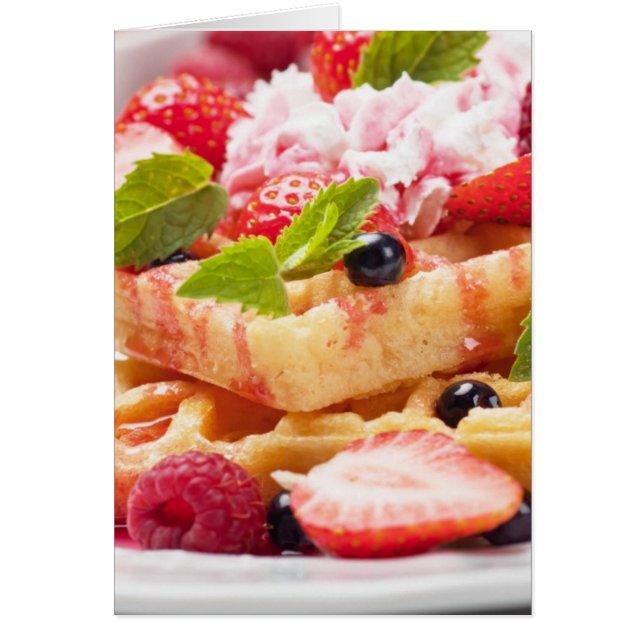 Waffelkuchen mit frischem Beerenobst (Vorne)