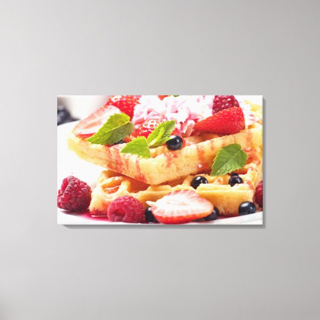 Waffelkuchen mit frischem Beerenobst Leinwanddruck (Vorderseite)