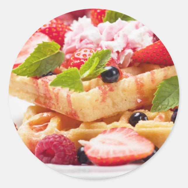 Waffelkuchen mit frischem Beerenobst Runder Aufkleber (Vorderseite)