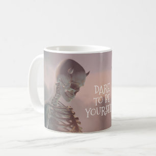 Wage, du selbst zu sein. Skelett mit Hörnern Kaffeetasse