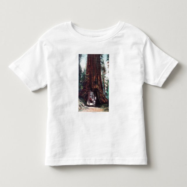 Wagen, der unter ein riesiges Rotholz reist Kleinkind T-shirt (Vorderseite)