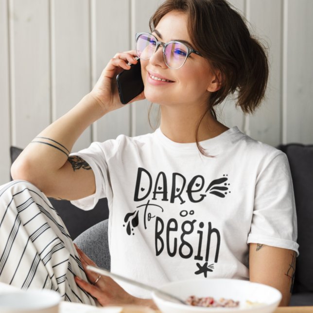 wagen Sie es, mit dem Zitat schwarzer Typografie z T-Shirt (Von Creator hochgeladen)