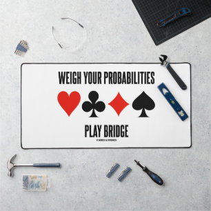 Wägen Sie Ihre Wahrscheinlichkeiten Bridge-Kartens Schreibtischunterlage