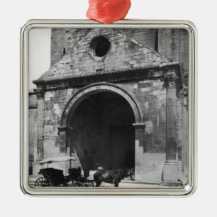 Wagen wartete vor Portal der Kathedrale Silbernes Ornament