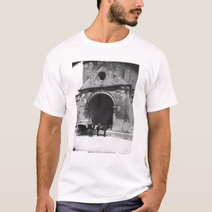 Wagen wartete vor Portal der Kathedrale T-Shirt