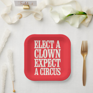 Wählen Sie einen Clown, der von einem Zirkus gegen Pappteller