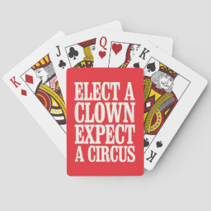 Wählen Sie einen Clown, der von einem Zirkus gegen Spielkarten
