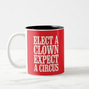 Wählen Sie einen Clown, der von einem Zirkus gegen Zweifarbige Tasse