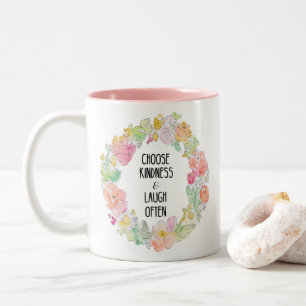 Wählen Sie Güte und lachen Sie häufig Zweifarbige Tasse