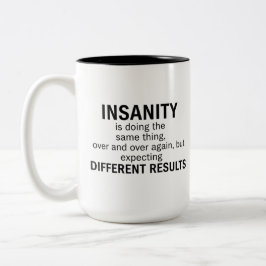 Wahnsinn ist, immer wieder das Gleiche zu tun Zweifarbige Tasse