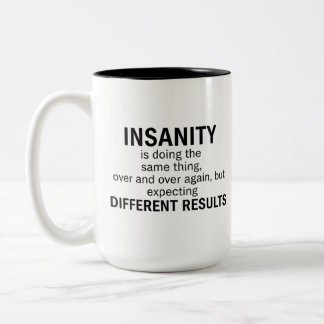 Wahnsinn ist, immer wieder das Gleiche zu tun Zweifarbige Tasse