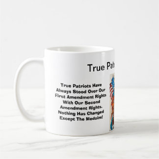 Wahre Patrioten stehend über die ersten Änderungsa Kaffeetasse
