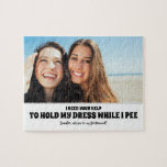 Während ich pisse - Funny Bridesmaid Vorschlag Fot<br><div class="desc">Zwei Freunde Foto lustige Brautjungfrau oder Trauzeugin Vorschlag Puzzles "Ich brauche Ihre Hilfe,  um mein Kleid zu halten während ich pisse. Wirst du meine Brautjungfrau sein?"</div>