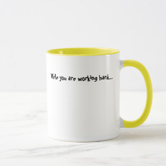 Während Sie arbeiten schwer… Tasse