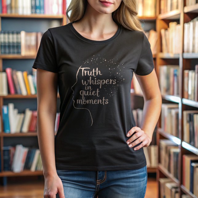 Wahrheit flüstert Minimalistisches Zitat T-Shirt (Truth Whispers in Quiet Moments Minimalist Quote T-Shirt)