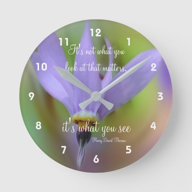 Wahrnehmung Zitat Lila Blume Inspiration Runde Wanduhr (Vorderseite)