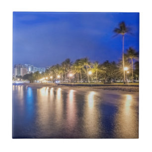Waikiki-Stadt in der Dämmerung Fliese