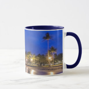 Waikiki-Stadt in der Dämmerung Tasse