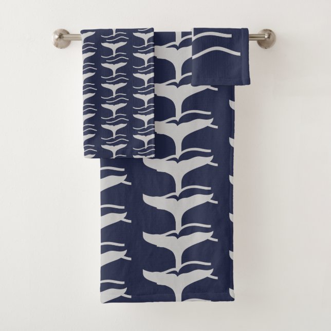 Wal-Schwanz-Muster-Marine und Grau Badhandtuch Set (Insitu)