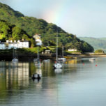 WALANSICHT GESCHIRRTUCH<br><div class="desc">Nach einem Tag des Regens kommt endlich die Sonne raus und ein Regenbogen erscheint am Himmel, in dieser schönen Landschaft von Aberdyfi Hafen in Wales, mit Booten im Wasser und einige der Dorfhäuser.</div>