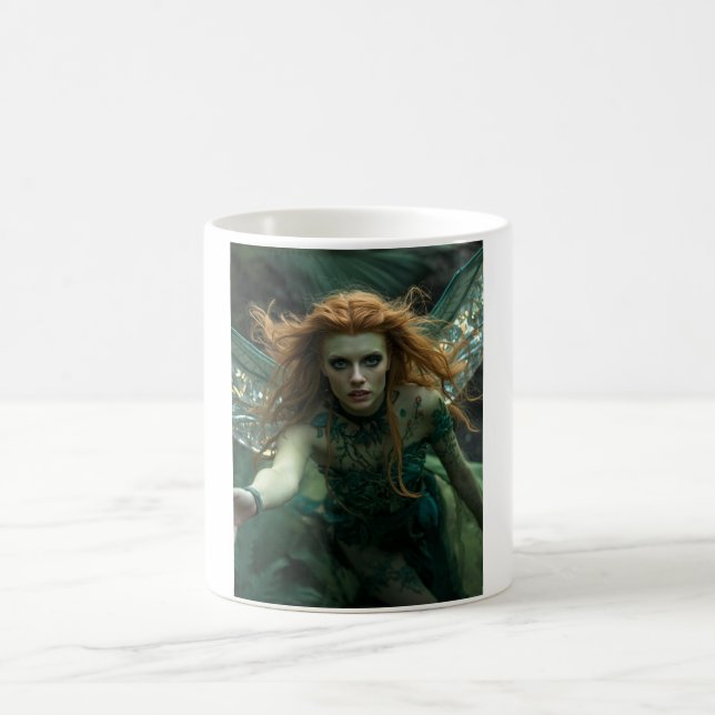 Wald-Alien-Göttin – Moosgrüne geflügelte Frau Kaffeetasse (Mittel)