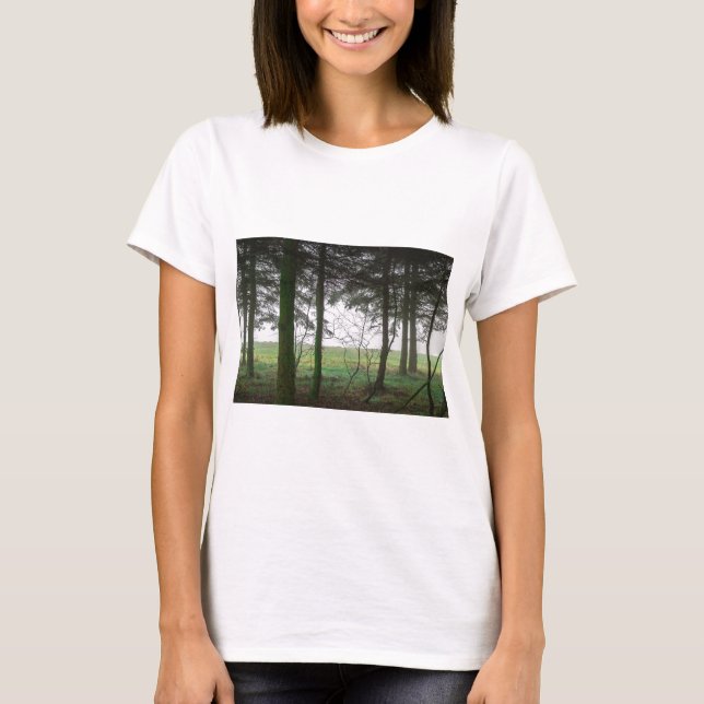 Wald, der die Räumung im Nebel übersieht T-Shirt (Vorderseite)