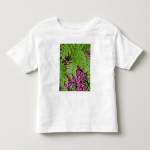 Wald Farne mit rosa Blütenblättern auf dem Boden Kleinkind T-shirt