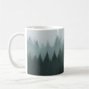 Wald im Morgennebel im Berg. Spruce Kaffeetasse